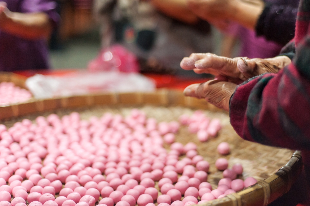 ▲冬至有新一年重新開始的意義，各家大多會團聚一起吃湯圓、祭祖，象徵迎接圓滿、豐碩的好彩頭。（圖／shutterstock）