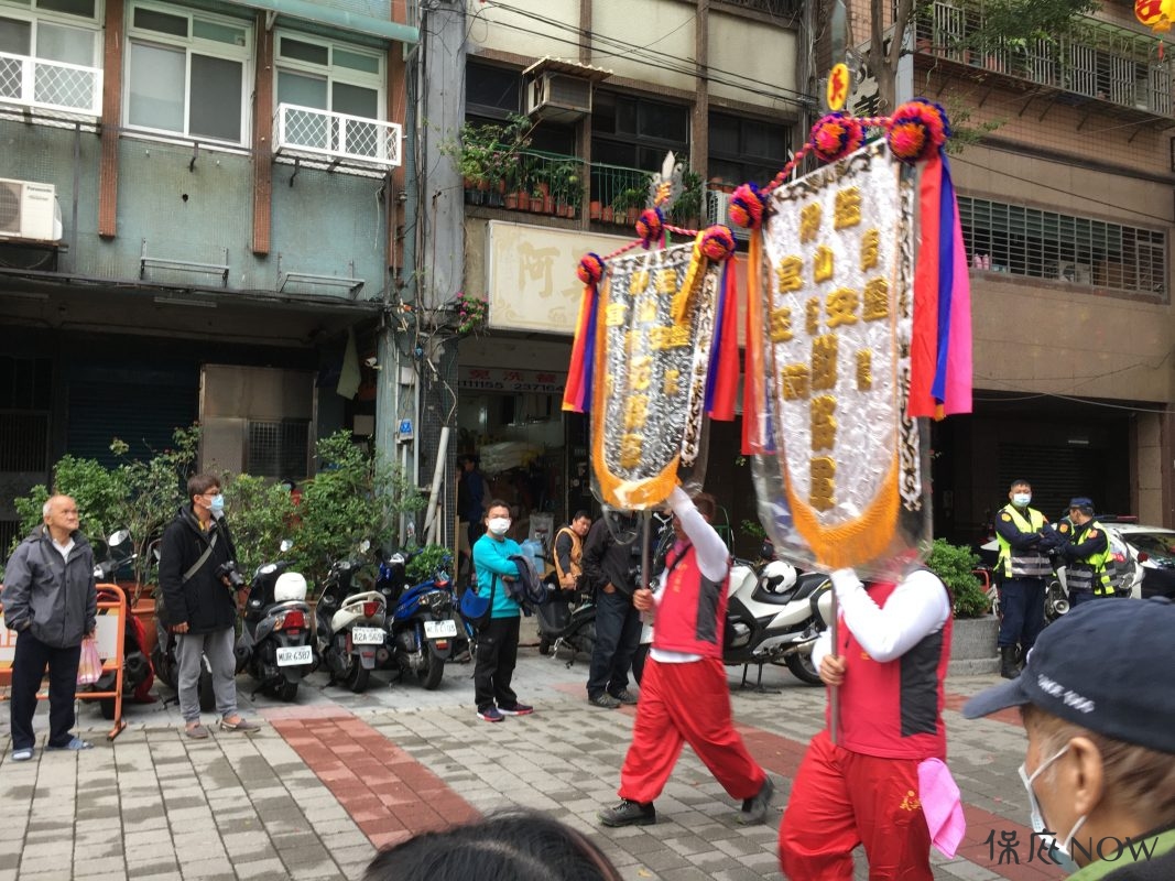 頭旗用以表明所屬廟宇與團體。（圖／記者黃彥昇攝）