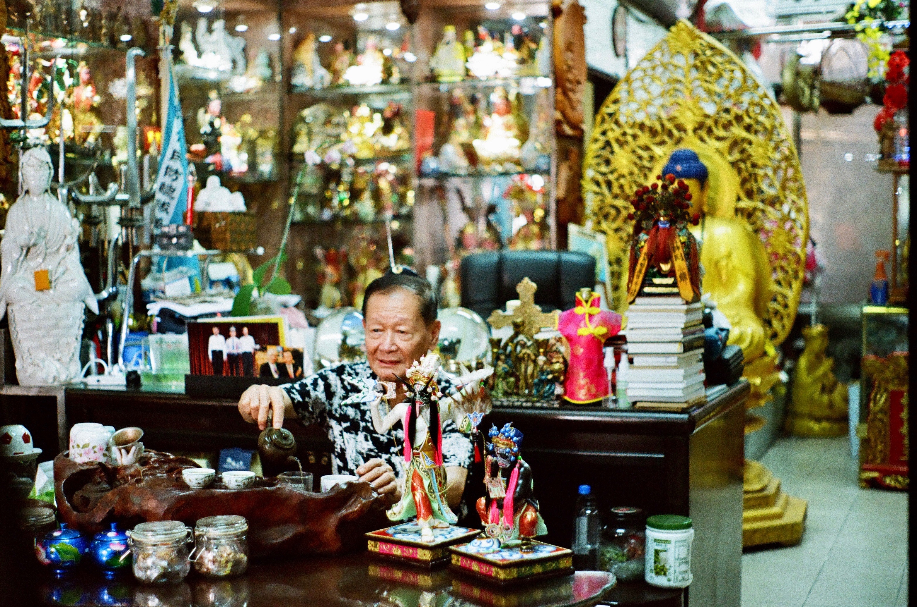 「信仰就是我的心」秉持著心誠則靈的信念，老師傅奉獻一生用虔誠的心靈製造佛像，相信上天必能聽到他的祈求吧！（圖／剝皮寮歷史街區城西營運中心提供／特展平面攝影賴彥茹、徐佳鈴）