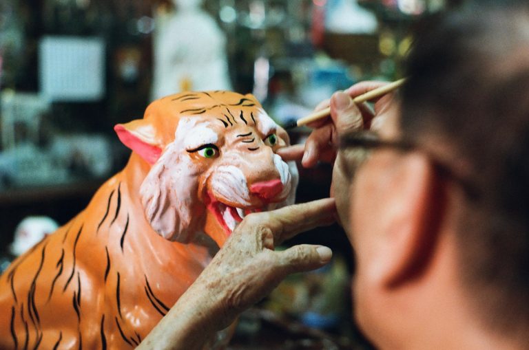 李子勇也堅定地相信，佛具店不會沒落，信仰存在佛具店就會存在，而那些不同於以往的消費轉變正也帶給了佛具店屹立不搖的支助。（圖／剝皮寮歷史街區城西營運中心提供／特展平面攝影賴彥茹、徐佳鈴） 