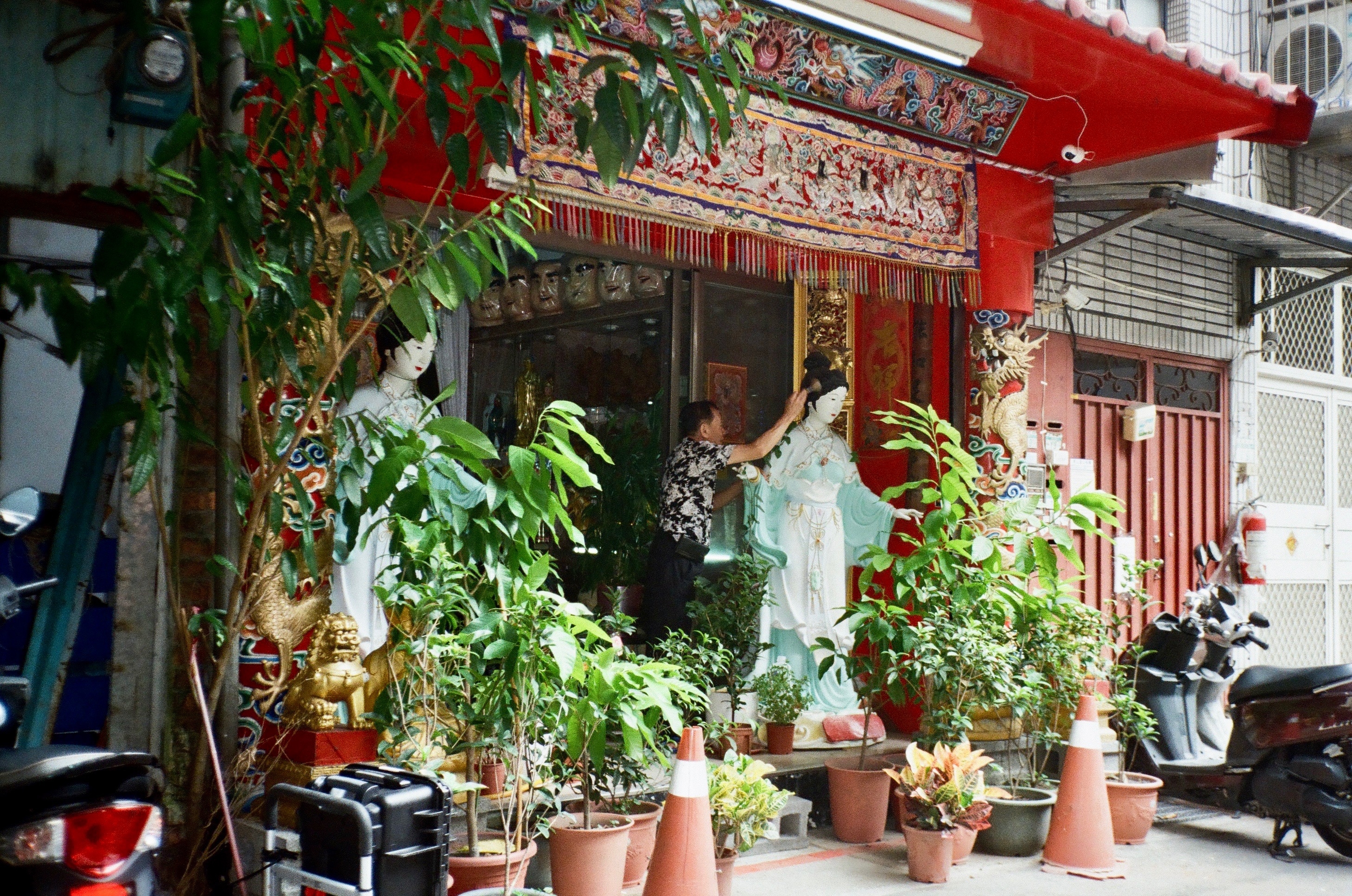 現今的龍山佛具店座落在萬華已有一百餘年的歷史，是西園路一段佛具街中歷史最悠久的老店。（圖／剝皮寮歷史街區城西營運中心提供／特展平面攝影賴彥茹、徐佳鈴）