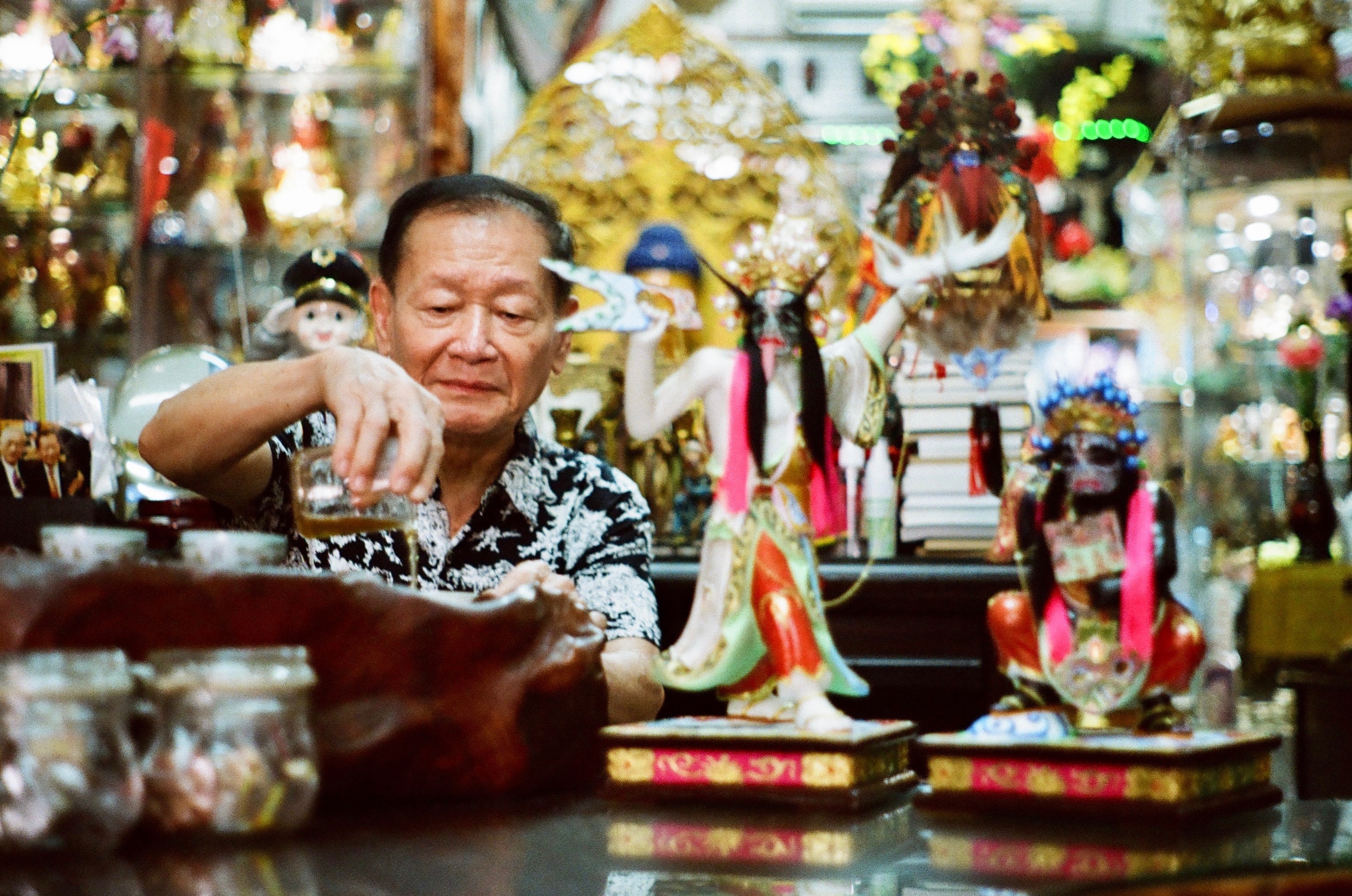 現今的龍山寺就有數座由龍山佛具出產的神像，李子勇先生還提有慕名而來的天主教徒請他製作耶穌、聖母瑪利亞，包羅萬象的神祉種類都難不倒他。（圖／剝皮寮歷史街區城西營運中心提供／特展平面攝影賴彥茹、徐佳鈴）