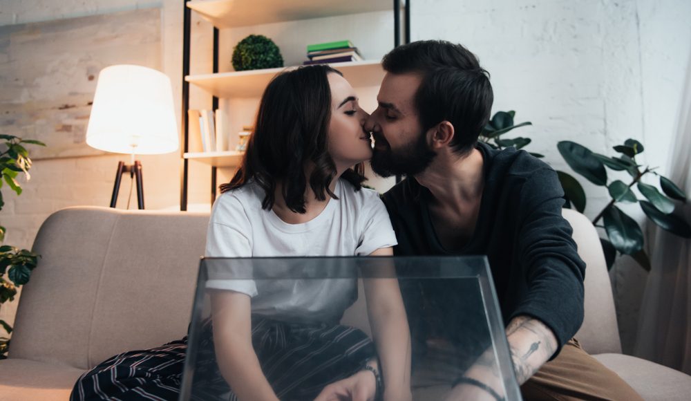  ▲與其找一顆搖錢樹，陪妳扛起風雨的大樹，由愛生根，有情更有義。（圖／Shutterstock）