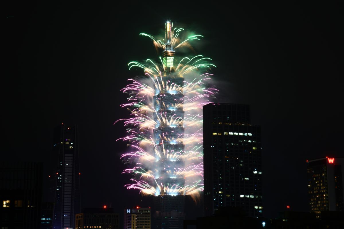 ▲一年一度備受矚目的台北101跨年煙火，今年主打全球首創高樓四面架設360 度特效輪狀煙火，以時長300秒、共1.6萬發的煙火點亮夜空。(圖／記者林柏年攝)