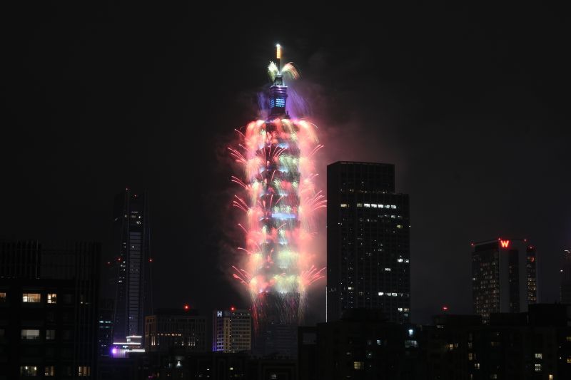 ▲一年一度備受矚目的台北101跨年煙火,今年主打全球首創高樓四面架設360