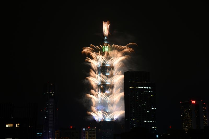 ▲一年一度備受矚目的台北101跨年煙火，今年主打全球首創高樓四面架設360