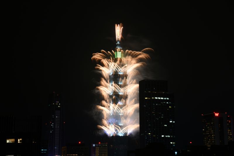 ▲一年一度備受矚目的台北101跨年煙火,今年主打全球首創高樓四面架設360