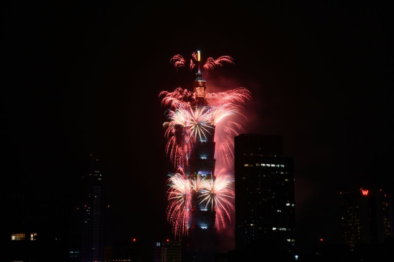 ▲一年一度備受矚目的台北101跨年煙火，今年主打全球首創高樓四面架設360