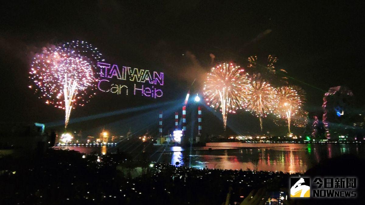 ▲高雄跨年晚會「跨百光年」跨年晚會動員陸海空三大場域展演活動，收視率全國第一  逾百萬人螢幕前見證高雄驕傲。(圖／記者郭俊暉攝)