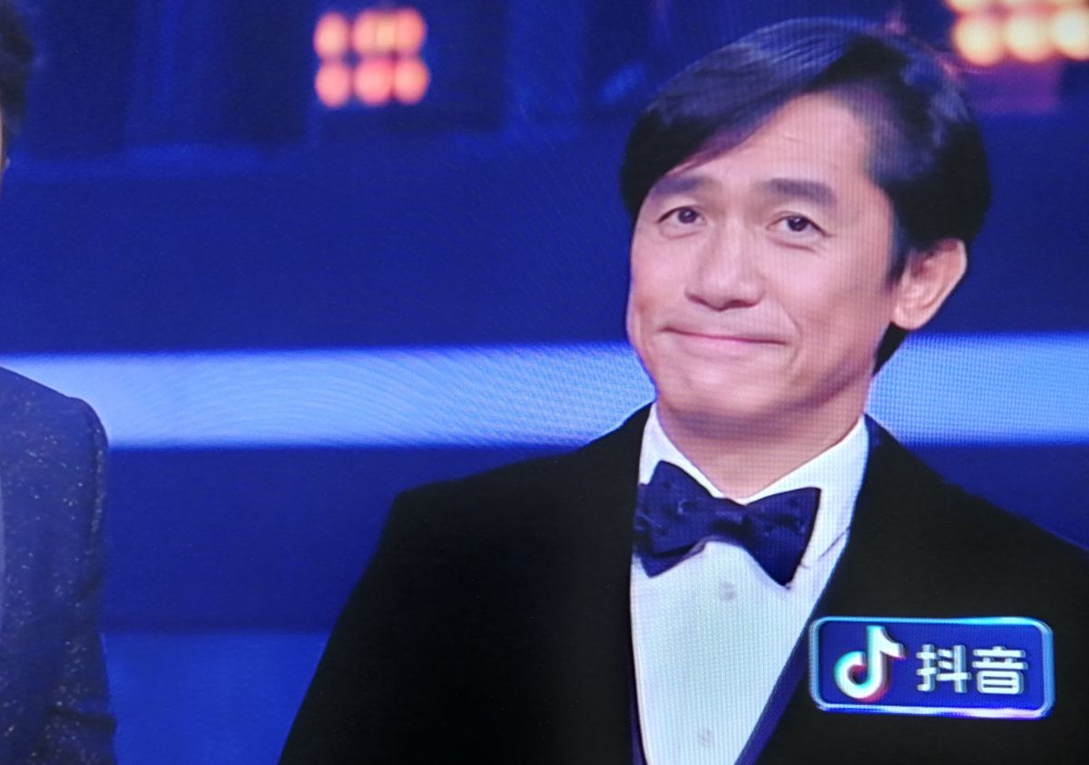 ▲梁朝偉難得出席跨年晚會。（圖／東方衛視直播截圖）