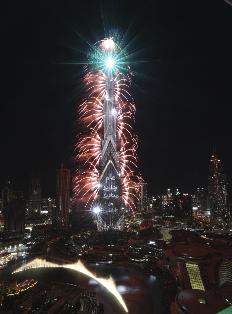 ▲阿拉伯聯合大公國在台灣時間元旦凌晨4點左右也迎來新年，最高建築哈里發塔（Burj Khalifa）上演燈光與煙火秀，雖然參與民眾須保持社交距離，但仍是全球少數能正常慶祝的國家獲地區之一。（圖／美聯社／達志影像）