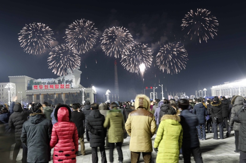 ▲▼燦爛煙花照亮平壤夜空，大批民眾歡慶新年。（圖／美聯社／達志影像）