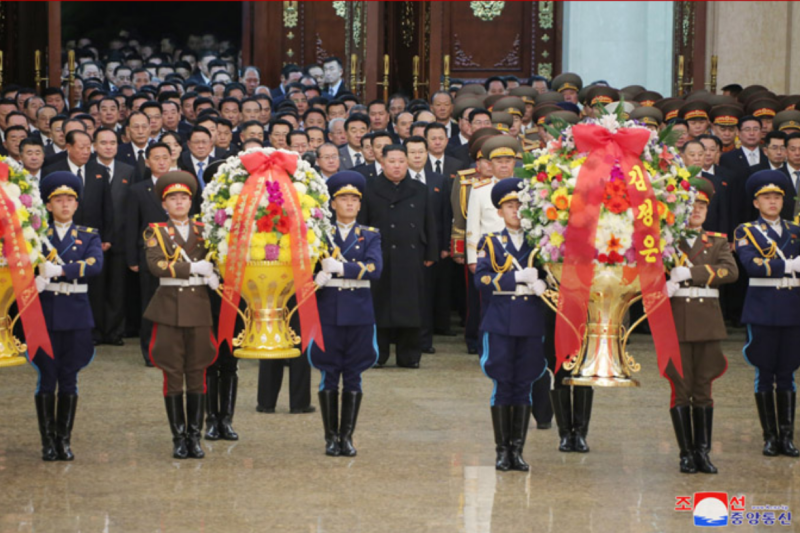 ▲金正恩率眾前往錦繡山太陽宮參拜。(圖/翻攝自朝中社)