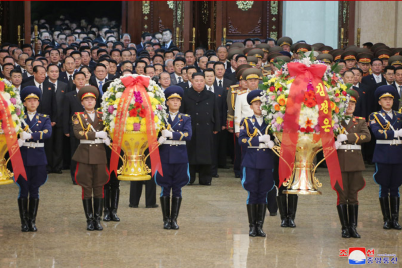 ▲金正恩率眾前往錦繡山太陽宮參拜。（圖／翻攝自朝中社）