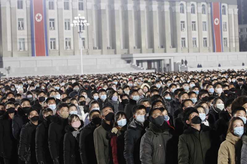▲平壤的金日成廣場，跨年夜湧入大批民眾。（圖／美聯社／達志影像）