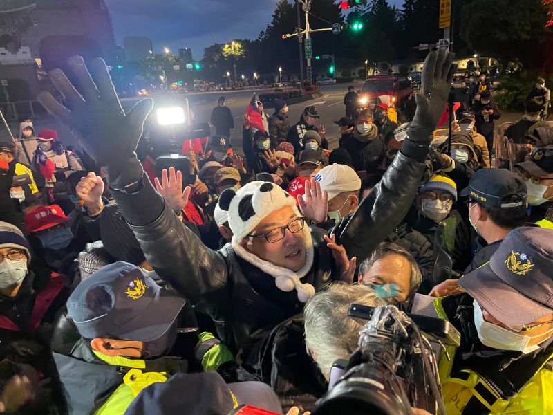 ▲民間反瘦肉精聯盟計畫到總統府前升旗,但連凱道都走不上去就被警方攔下。 (圖/記者葉政勳攝)