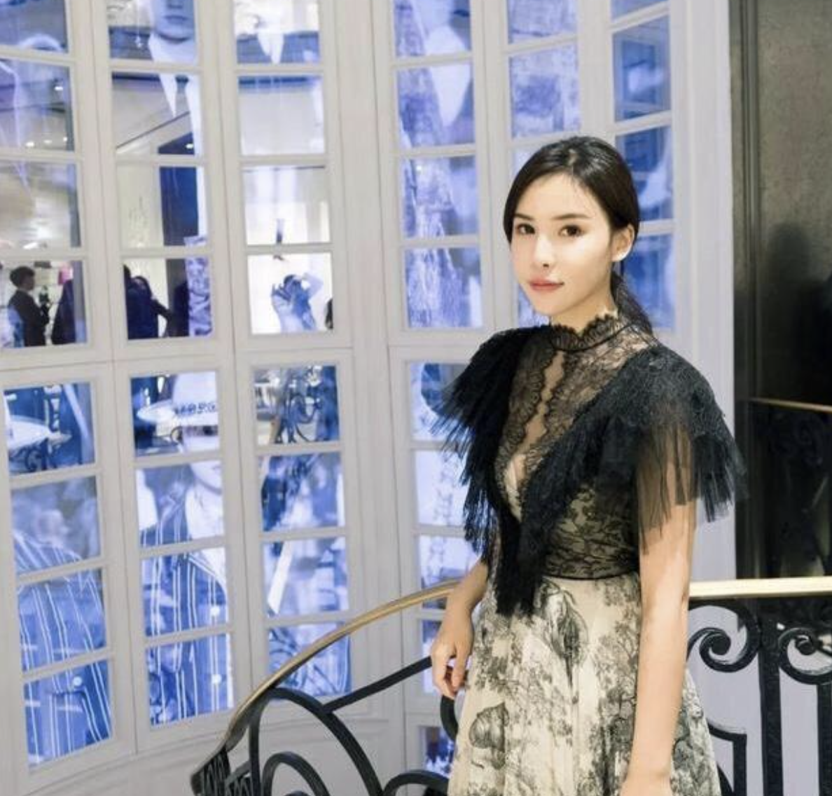 ▲上海名媛曹譯文以高調炫富作風，在網路上爆紅。（圖／翻攝曹譯文微博）