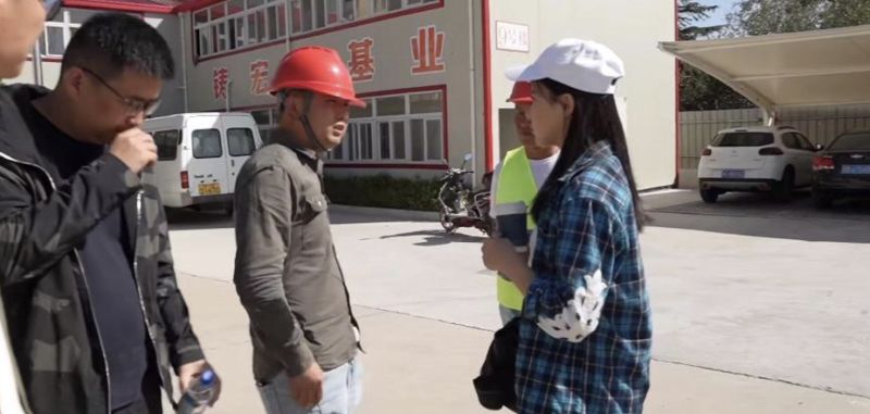 ▲曹譯文宣稱自己瞞著家人,進入自家建築工地,目的是要「體驗搬磚小妹的一天」。(圖/YouTube影片)