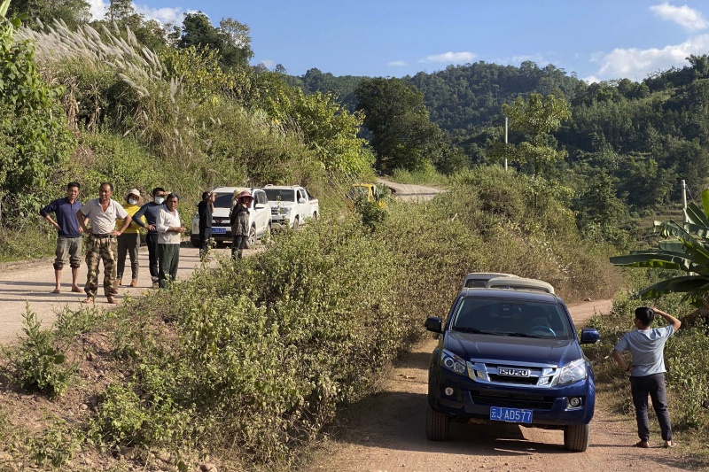 ▲通往雲南山區的一處礦井，外媒記者團的道路遭人以車輛阻攔。（圖／美聯社／達志影像）
