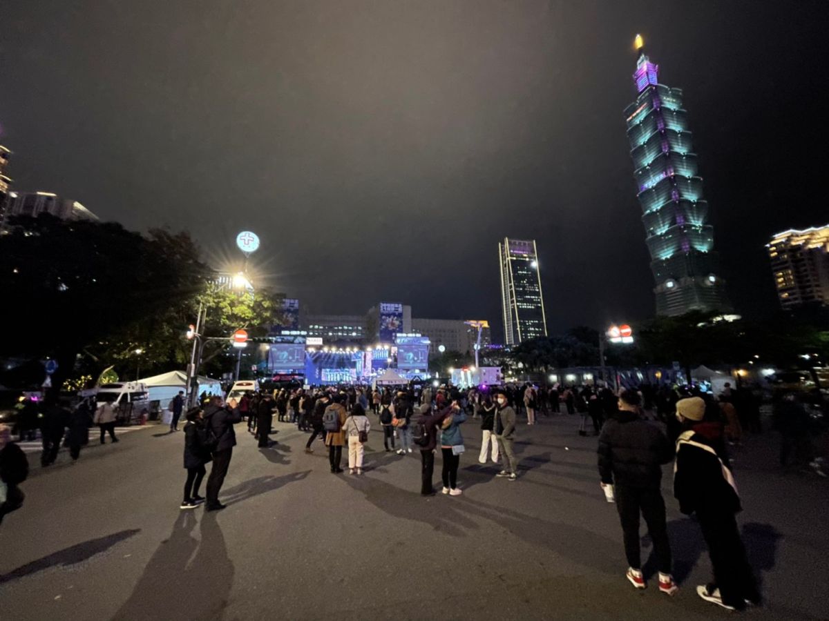 ▲受到疫情影響以及寒流發威，台北市觀傳局估計跨年人潮加上周邊僅約3.8萬人，史上最冷清。（圖／NOWnews影像中心攝影）