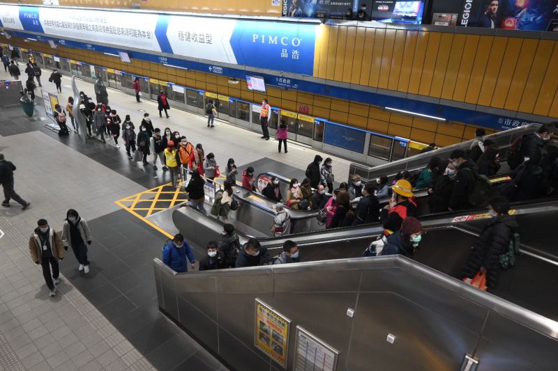 ▲捷運是許多學生、上班族通勤主要搭乘的交通工具。(圖/NOWnews影像中心攝影)
