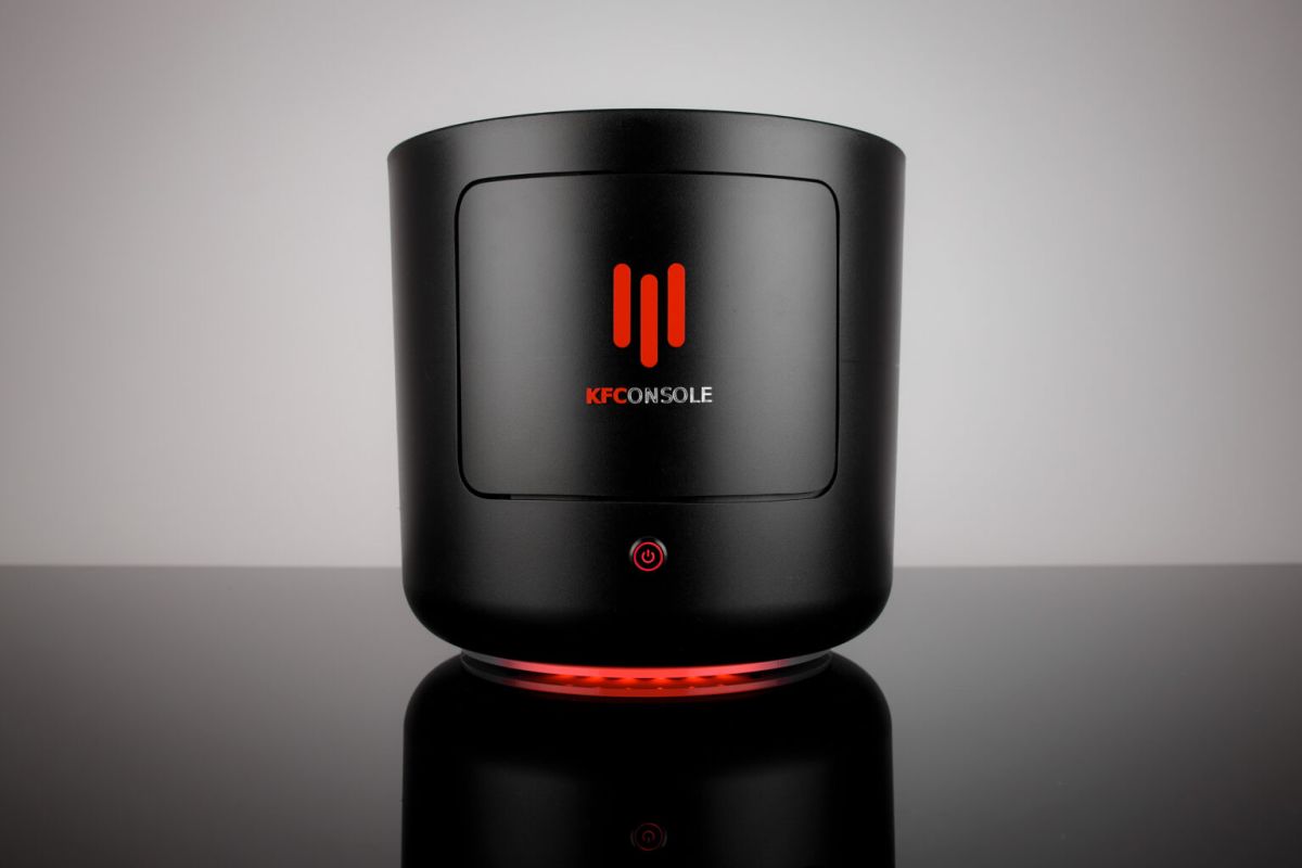 ▲肯德基於12月23日在推特宣布推出電腦主機「KFConsole」，主打全球首創內建「炸雞保溫盒」的遊戲機。(圖｜KFC Gaming推特）