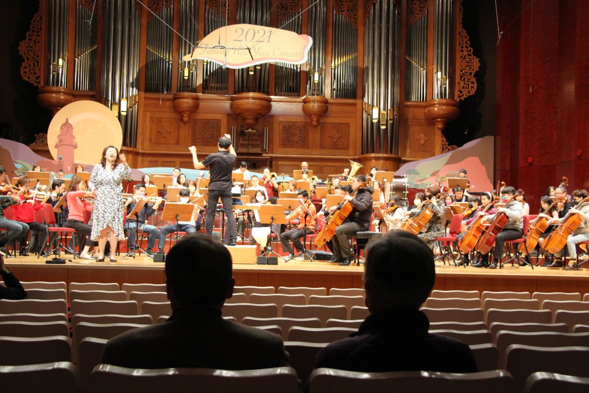 ▲2021《臺灣的聲音 新年音樂會》元旦下午將在國家音樂廳登場，總製作人施振榮說，透過全球直播放送到全世界，要讓台灣人以台灣經典音樂為榮。圖為施振榮夫婦觀看彩排（圖／施振榮辦公室提供）