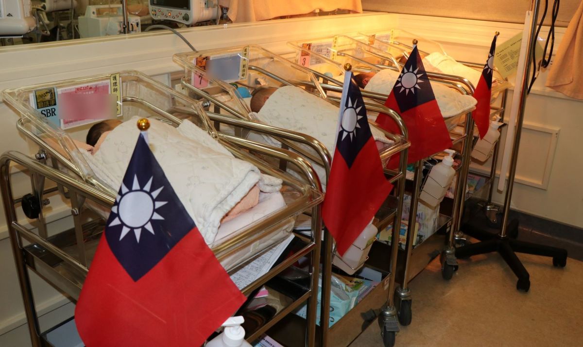▲台中市茂盛醫院元旦寶寶接力報到 ，搶頭香女娃零時一分來趕跨年，嬰兒室插滿國旗迎接。（圖／茂盛提供）