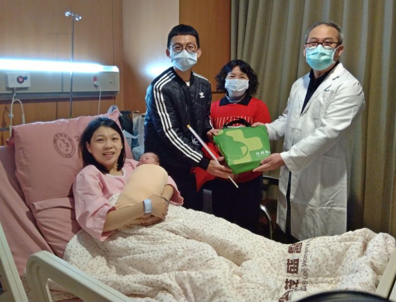 ▲第1個元旦寶趕零時1分出生來跨年,院方特別贈送防疫禮盒給搶頭香的新生兒。(圖/茂盛提供)