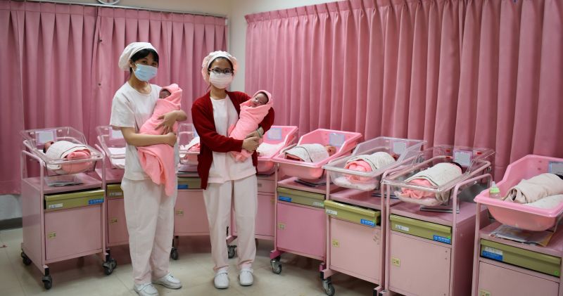 ▲台中林新醫院今早迎來一名元旦女娃，嬰兒室喜氣洋洋。（圖／林新醫院提供）
