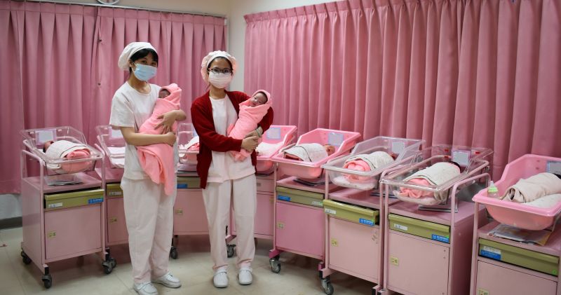 ▲台中林新醫院今早迎來一名元旦女娃,嬰兒室喜氣洋洋。(圖/林新醫院提供)