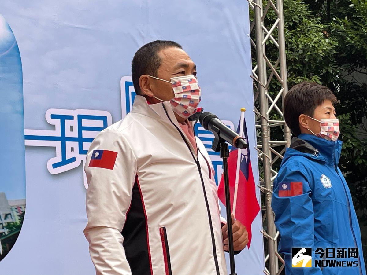 ▲有5位自主健康管理的歌迷，混入五月天昨(31)晚在桃園舉辦的演唱會；對此，新北市長侯友宜今(1)日受訪時強調，「只要沒有遵守規定，該罰一定重罰，絕不寬貸！」（圖／記者陳志仁攝，2021.01.01）