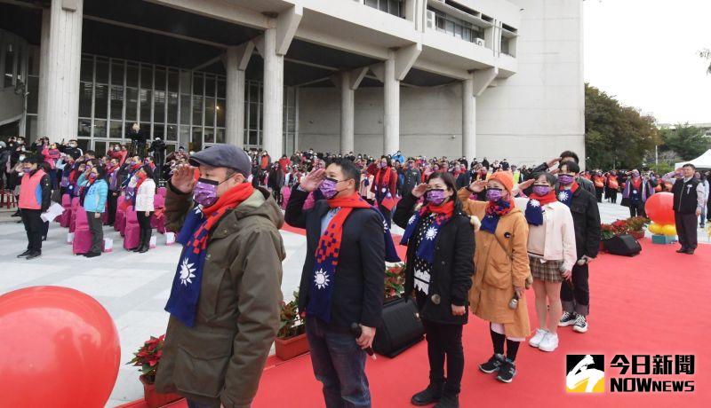 ▲彰化縣慶祝中華民國110年元旦升旗典禮,救國團彰化縣團委會主委楊曜聰等人與會,希望藉由升旗典禮活動,慶祝元旦,迎接新的一年,新年新氣象。(圖/記者陳雅芳攝,2021.01.01)