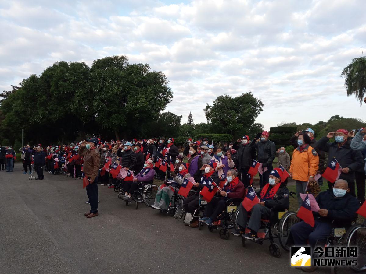 ▲中彰榮家辦理元旦升旗典禮，由真善美協會唱詩班領唱國歌，長輩們搖著國旗高唱多首愛國歌曲，現場旗海飄揚，歌聲高昂嘹亮。（圖／記者陳雅芳攝，2021.01.01）