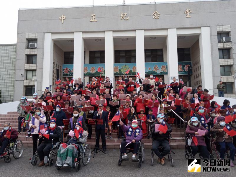 ▲中彰榮譽國民之家長輩們人手持著一枝小國旗,今(1)日一早齊聚中正堂前,參加元旦升旗典禮。(圖/記者陳雅芳攝,2021.01.01)
