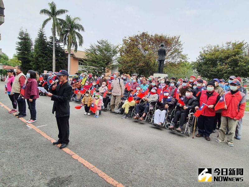 ▲彰化榮譽國民之家舉辦「110年元旦升旗典禮」,由家主任史浩誠率住民及職員工齊唱國歌,向國旗致敬。(圖/記者陳雅芳攝,2021.01.01)