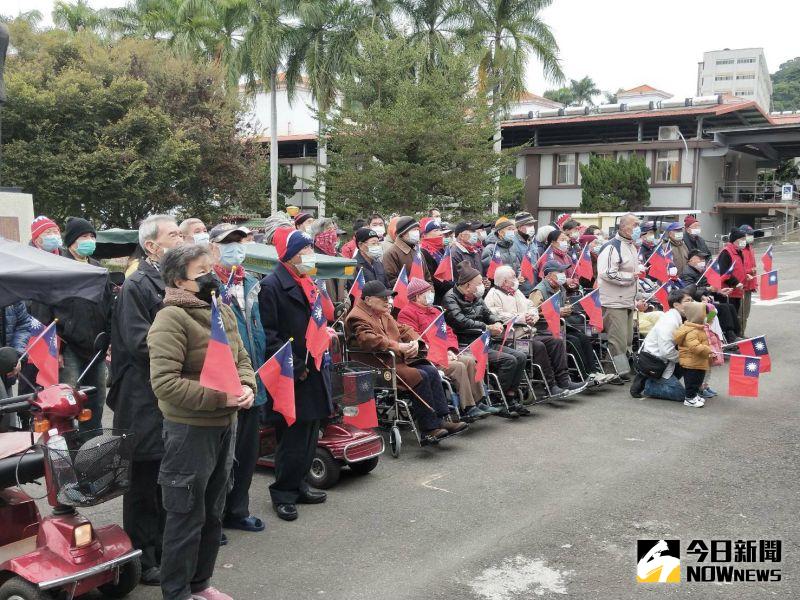 ▲彰化榮譽國民之家舉辦「110年元旦升旗典禮」，榮民長輩不畏寒風坐著輪椅也要參加元旦升旗典禮，展現愛國情操。（圖／記者陳雅芳攝，2021.01.01）