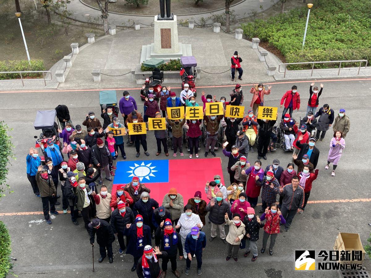 ▲彰化榮家舉辦「110年元旦升旗典禮」，準備了國旗地墊拼圖讓長輩一展身手，完成巨型國旗，大家圍著國旗一起合影並高喊中華民國生日快樂。（圖／記者陳雅芳攝，2021.01.01）