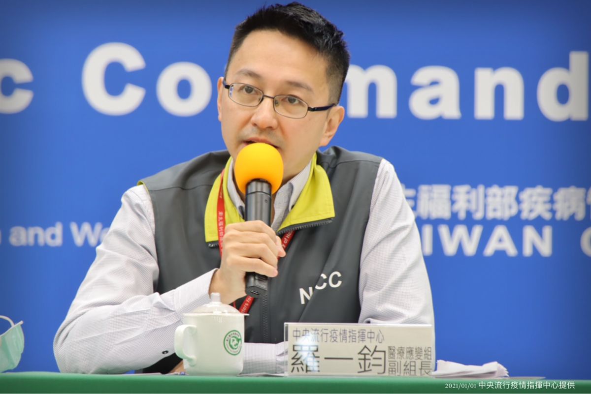 ▲針對有英國旅遊史者進行檢疫期滿篩檢，採檢111人結果出爐。圖為中央流行疫情指揮中心醫療整備組副組長羅一鈞進行說明。 (圖／指揮中心提供)