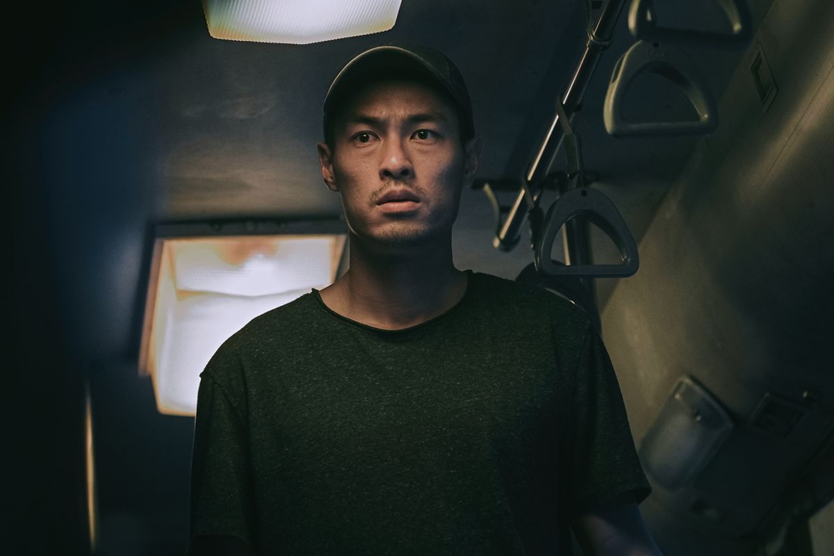 ▲楊祐寧專注人格切換，要求「不要和他對到眼神」。（圖／牽猴子）