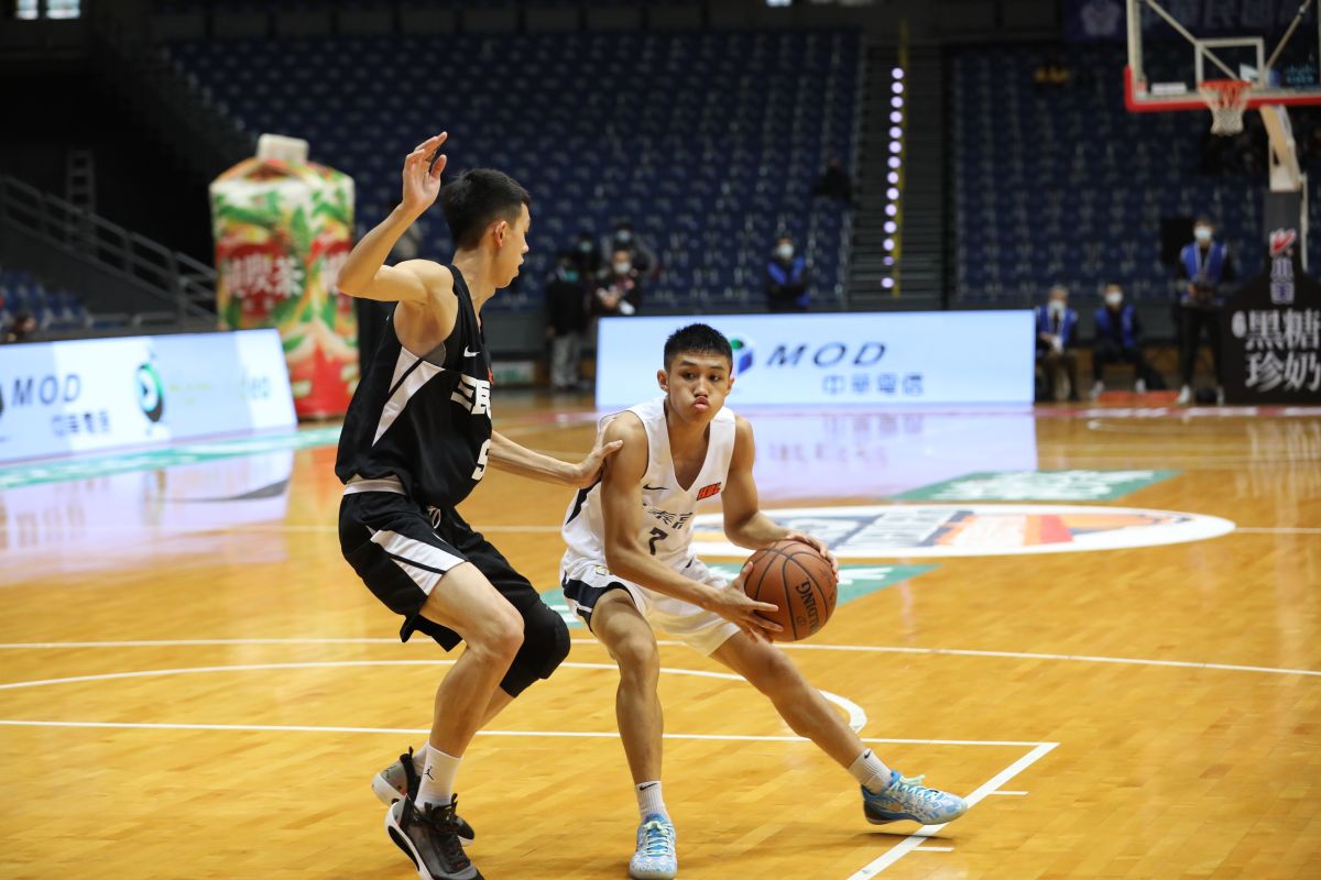 ▲東泰高二後衛廖慈恩第四節連飆三顆三分球，撲滅東山高中翻盤氣勢，終場以75:72拿下攸關晉級的關鍵一勝。（圖／名衍行銷提供）	