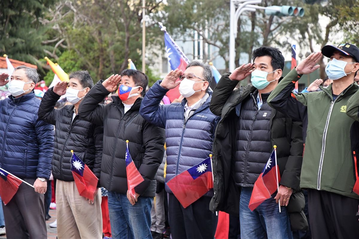 ▲澎湖縣長賴峰偉在縣府廣場舉辦的元旦升旗暨慢跑活動拋出震撼彈，將由熟稔海洋事務的副縣長胡流宗接任農漁局長，他同時宣布2021年為「海洋年」。（圖／澎湖縣政府提供）