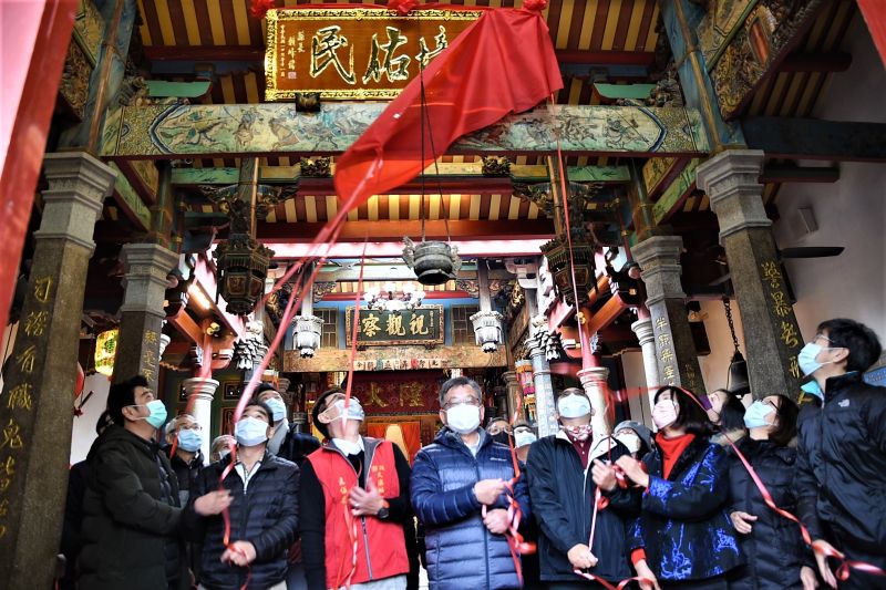 ▲賴峰偉在元旦率縣府一級主管前往文澳城隍廟祈福,感謝城隍爺神威顯赫,庇佑澎湖今年平安度過「新冠肺炎」疫情。(圖/澎湖縣政府提供)