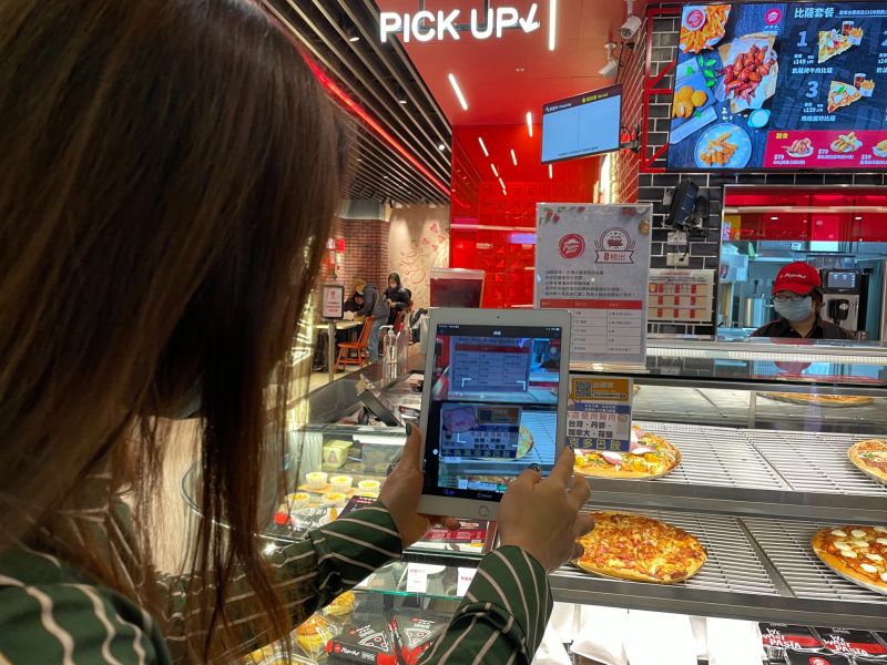 ▲衛生局食品藥物管理科長楊舒秦說,民眾可在店家張貼的標示上掃描QR
