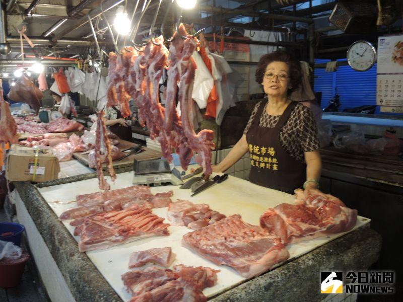 ▲彰化縣一畜牧場張姓業者指出，市場的傳統肉商，就都是真正的台灣豬肉，消費者可以安心享用。（圖／記者陳雅芳攝，2021.01.01）