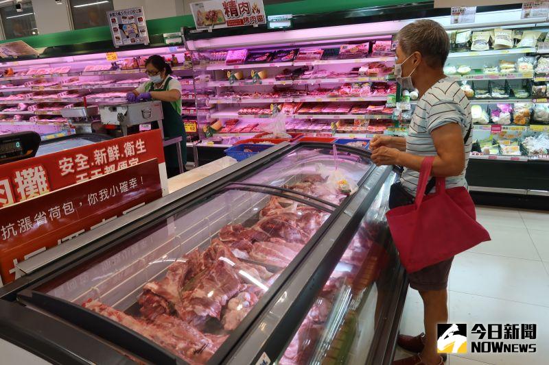 ▲含萊克多巴胺美豬今（1）日起開放進口，主婦們在賣場選購豬肉擔心會買到美豬肉。（圖／記者陳雅芳攝，2021.01.01）
