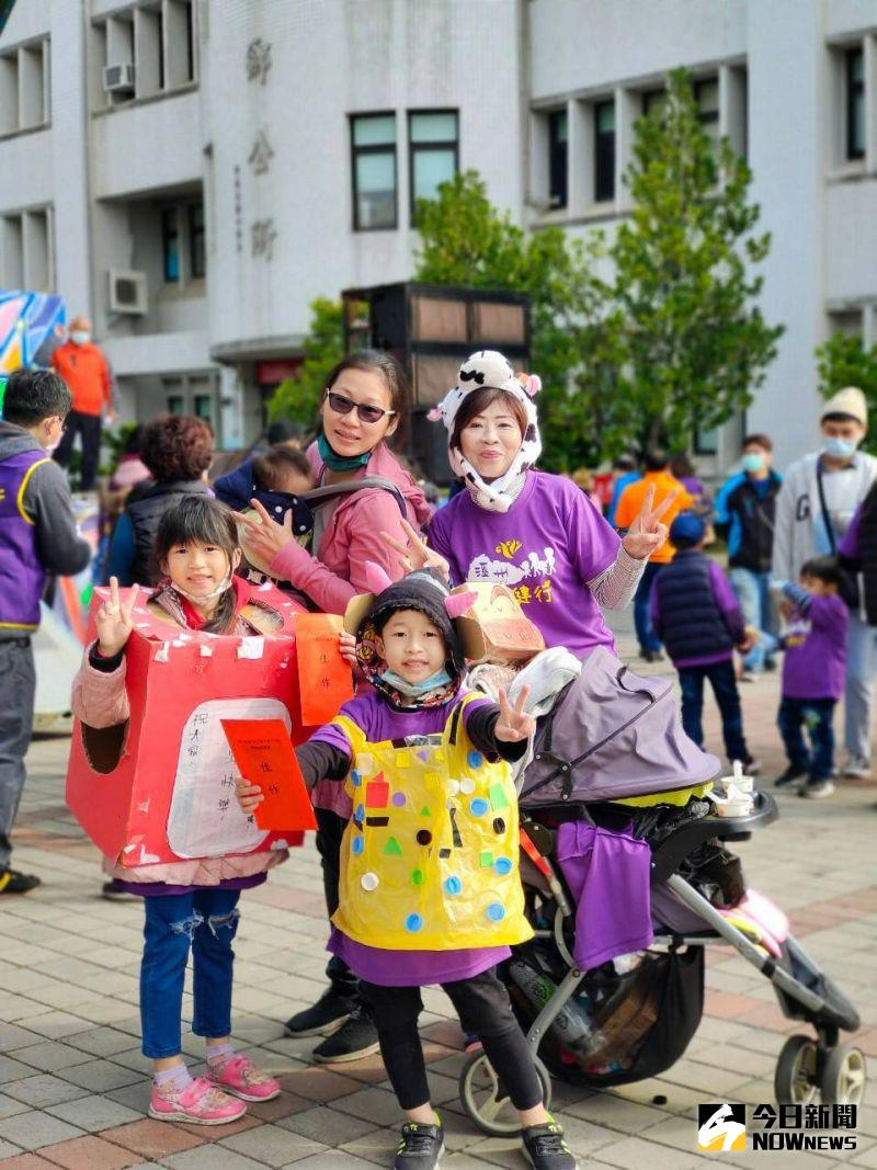 ▲溪州鄉元旦升旗親子健走,連娃娃車也出門,親子全家都參與。(圖/記者陳雅芳攝,2021.01.01)