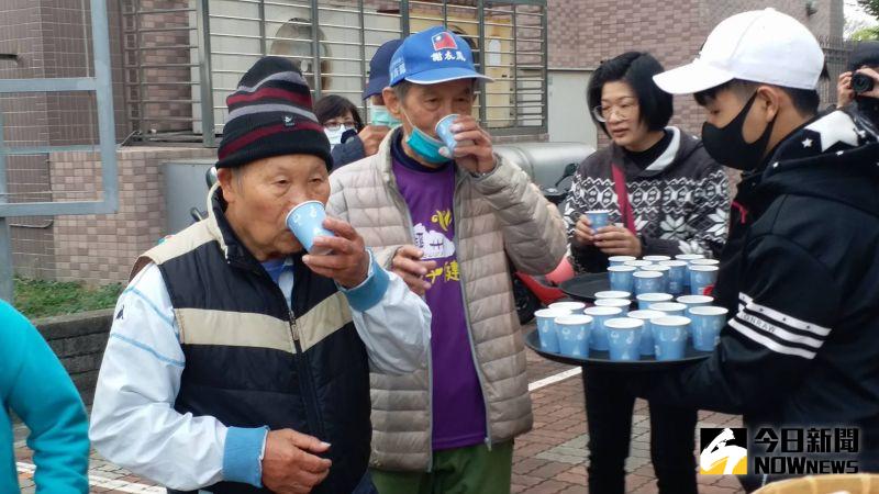 ▲明道大學餐旅系參與健走補給站,以印尼蝦餅及台灣傳統的黑糖薑母茶作為補給品。(圖/記者陳雅芳攝,2021.01.01)