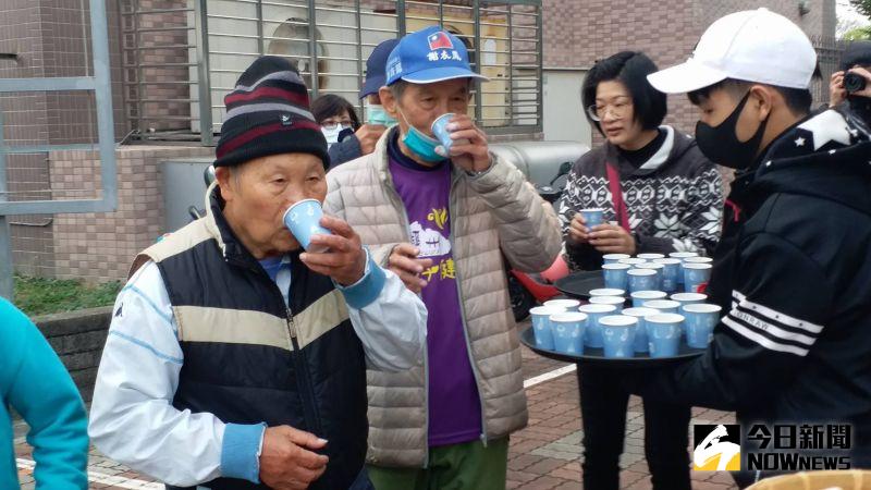 ▲明道大學餐旅系參與健走補給站，以印尼蝦餅及台灣傳統的黑糖薑母茶作為補給品。（圖／記者陳雅芳攝，2021.01.01）