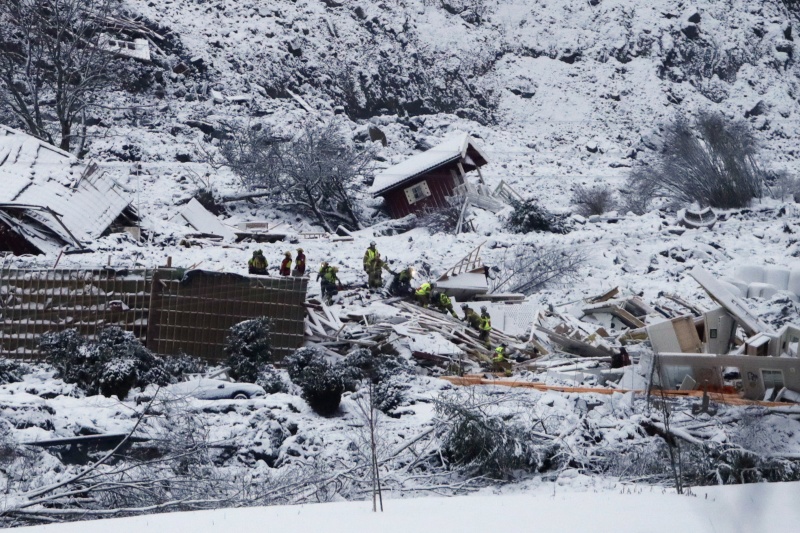 ▲挪威當局表示，南部村莊上月30日發生土石流災難，摧毀十幾棟建物，救難人員已發現1具屍體，目前仍在搜尋9名失蹤者。（圖／美聯社／達志影像）